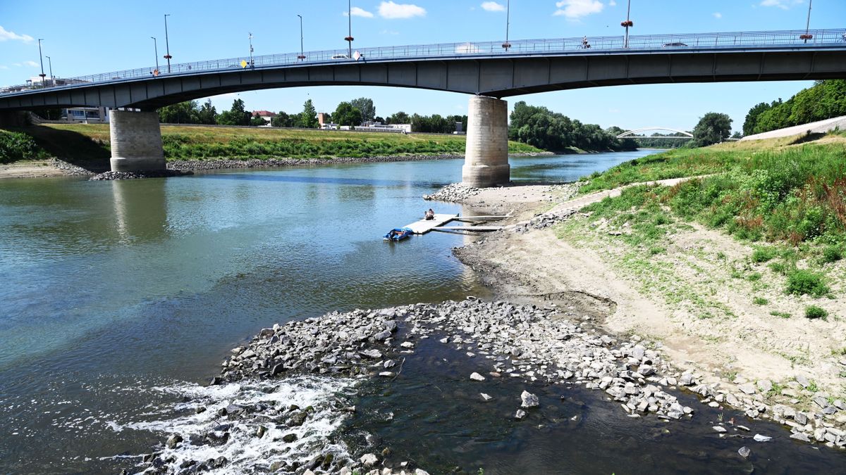 Zsákokat sodort a partra a Tisza Szolnoknál, minden képzeletet felülmúl, amit rejtettek + videó