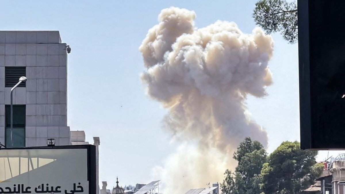 Élőben közvetítette a szír híradó, ahogy Izrael bombázni kezdett + videó
