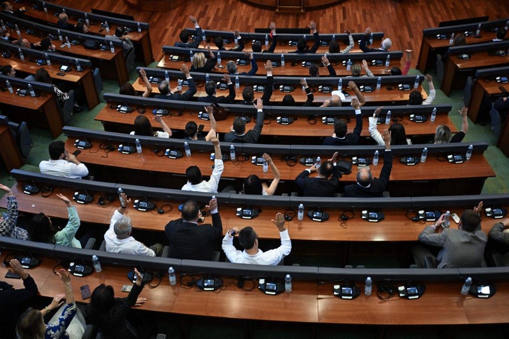 Ülésezik a koszovói parlament (Fotó: AFP)