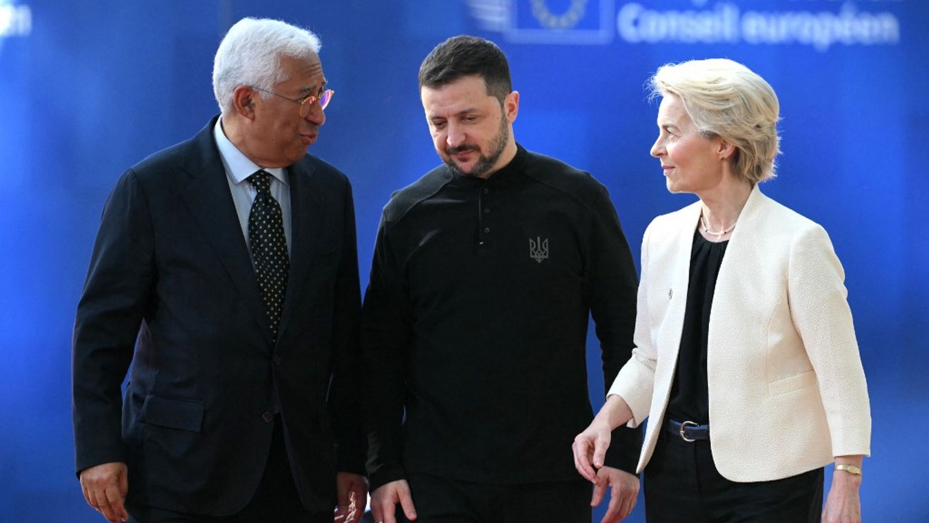 Antonio Costa, az Európai Tanács elnöke (balra) és Ursula von der Leyen, az Európai Bizottság elnöke (jobbra) üdvözlik Volodimir Zelenszkij ukrán elnököt (Fotó: AFP)
