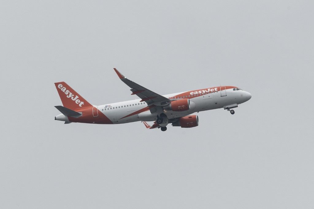 Az EasyJet gépe repülés közben (Fotó: AFP)