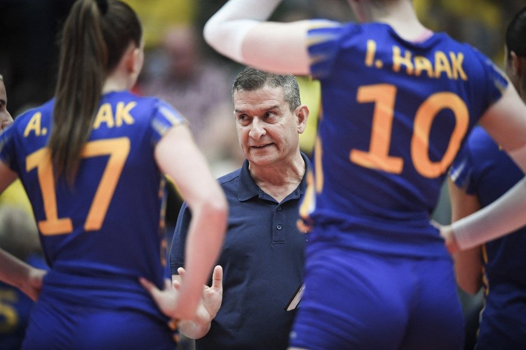 ÄNGELHOLM, SWEDEN 20250628
Sweden's coach Lorenzo Micelli talks to players during the CEV Women's Volleyball European Golden League semifinal match between Ukraine and Sweden at Catena Arena, in Angelholm, Sweden, on June 28, 2025.
Photo: Henrik Eberlund / TT / Code 11566 (Photo by Henrik Eberlund / TT News Agency via AFP)
