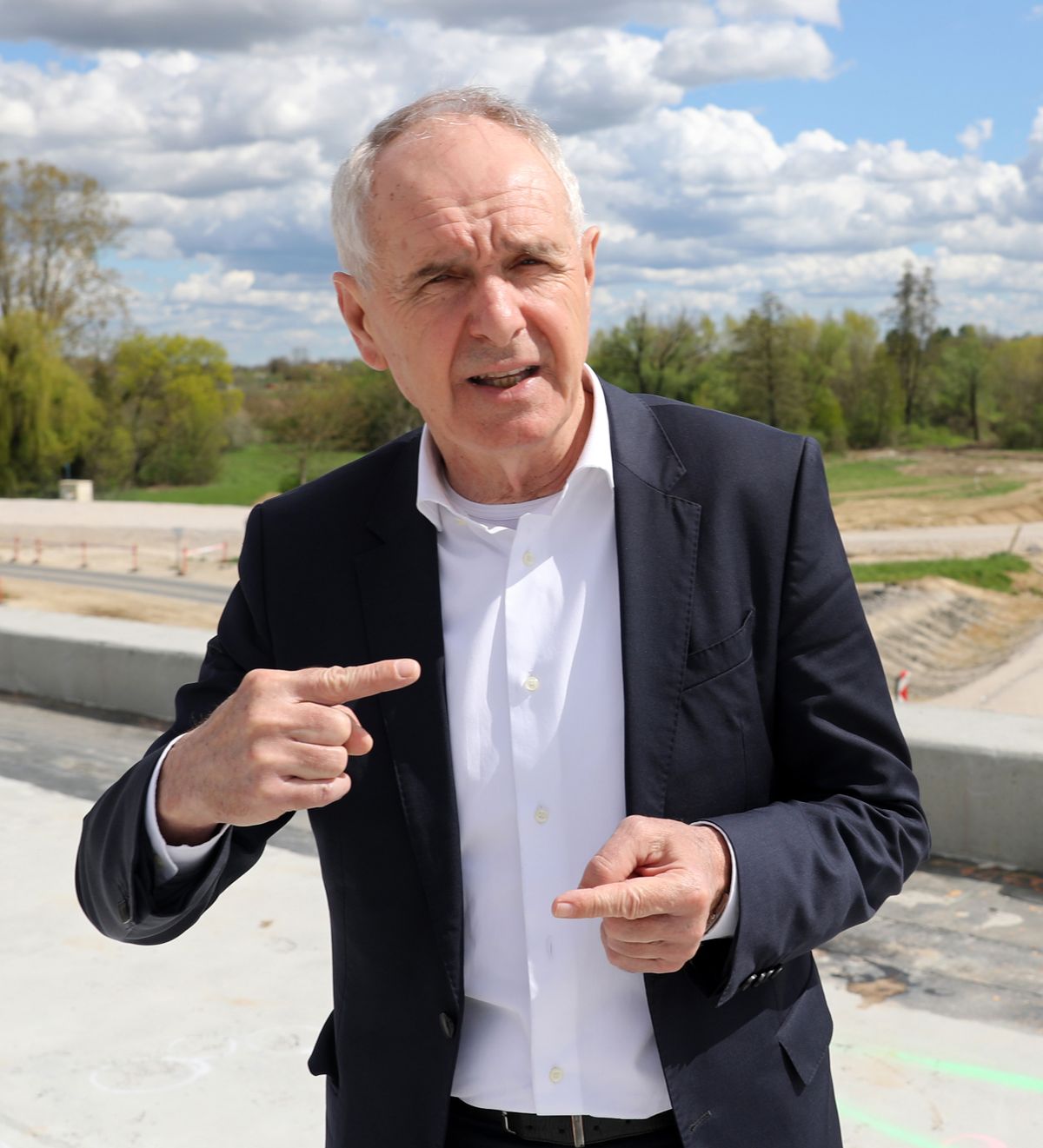 20220426 Kaposfürdő
2023 áprilisára készülhet el a 67-es út kaposfüredet elkerülő szakasza.
Képen:
Szita Károly Kaposvár polgármestere
Fotó: Lang Róbert lr
Somogyi Hírlap