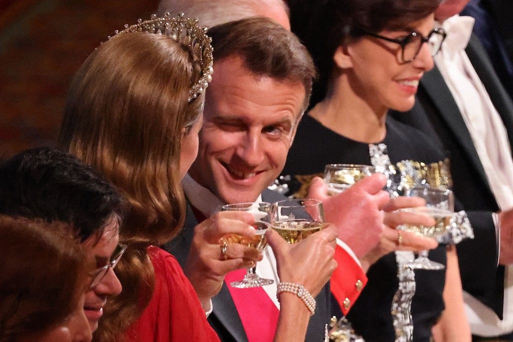 Emmanuel Macron pajkosan Katalin hercegnére kacsintott (Fotó: LUDOVIC MARIN / POOL)