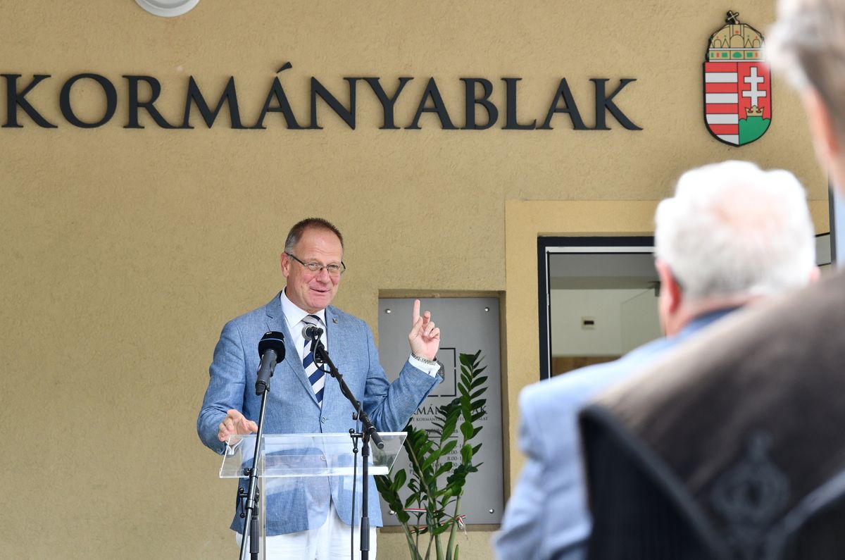 Mándok, 2025. július 22.
Navracsics Tibor közigazgatási és területfejlesztési miniszter beszédet mond a mándoki kormányablak átadási ünnepségén 2025. július 22-én.
MTI/Balázs Attila