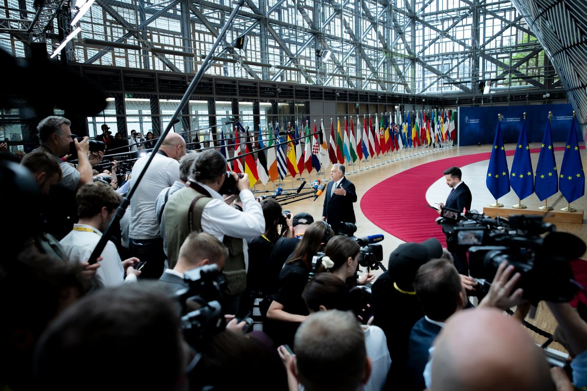 Brüsszel, 2025. június 26.
A Miniszterelnöki Kommunikációs Főosztály által közreadott képen Orbán Viktor miniszterelnök nyilatkozik a sajtó képviselőinek, amint megérkezik az Európai Unió tagállamainak állam- és kormányfőit tömörítő Európai Tanács kétnapos csúcstalálkozójára Brüsszelben 2025. június 26-án. Mellette Máté János, a Miniszterelnöki Programirodát vezető államtitkár (j). Orbán Viktor bejelentette: a Voks 2025 szavazóinak 95 százaléka elutasította Ukrajna uniós csatlakozását.
MTI/Miniszterelnöki Kommunikációs Főosztály/Fischer Zoltán
