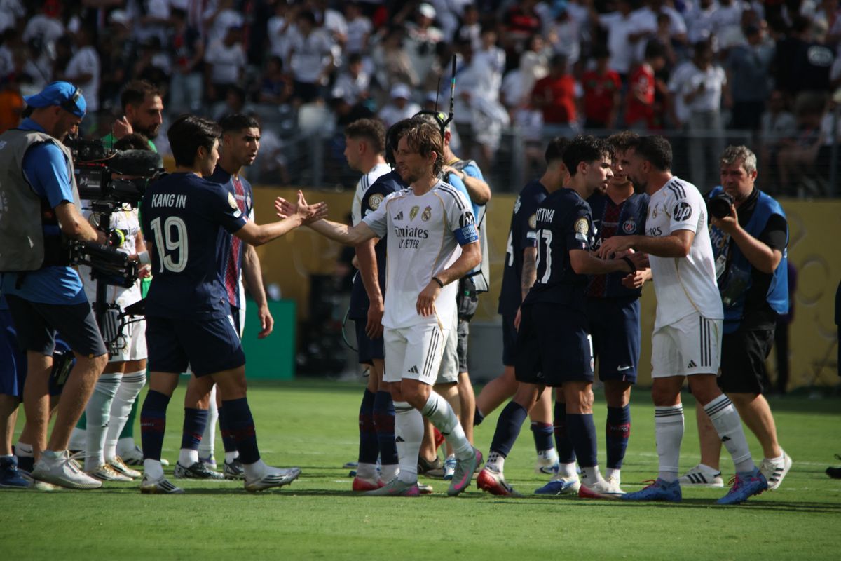 A Real Madrid játékosai nem tehettek mást, gratuláltak a PSG-nek