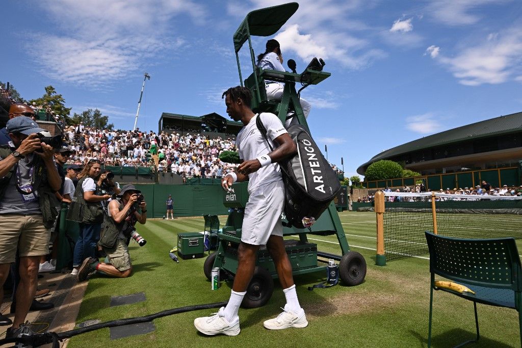 France's Gael Monfils leaves the court after losing against Hungary's Marton Fucsovics at the end of their men's singles third round tennis match on the fifth day of the 2025 Wimbledon Championships at The All England Lawn Tennis and Croquet Club in Wimbledon, southwest London, on July 4, 2025. (Photo by Glyn KIRK / AFP) / RESTRICTED TO EDITORIAL USE