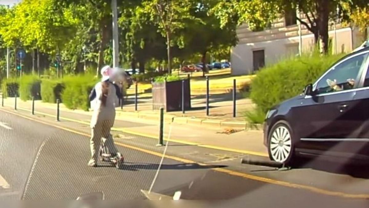 Felelőtlen rolleres miatt tett kárt az autójában egy sofőr az Üllői úton + videó