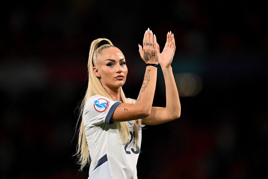 Switzerland's forward #23 Alisha Lehmann greets fans after loosing the UEFA Women's Euro 2025 quarter finals football match between Spain and Switzerland at the Wankdorf stadium in Bern, northwestern Switzerland on July 18, 2025. (Photo by Fabrice COFFRINI / AFP)