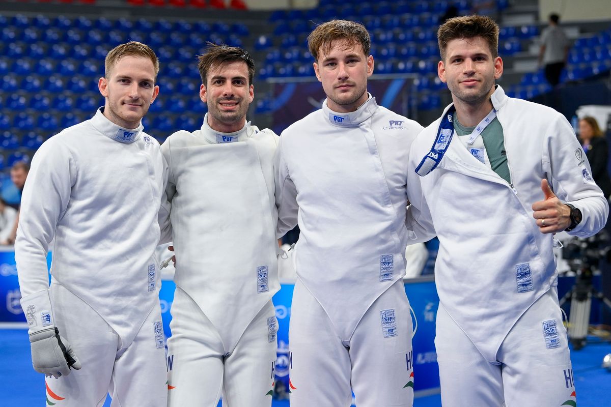 Andrásfi Tibor, Koch Máté, Keszthelyi Zsombor és Siklósi Gergely (b-j) a férfi párbajtőrözők legjobb nyolc közé kerülésért vívott csapatversenyében a tbiliszi vívó-vb-n