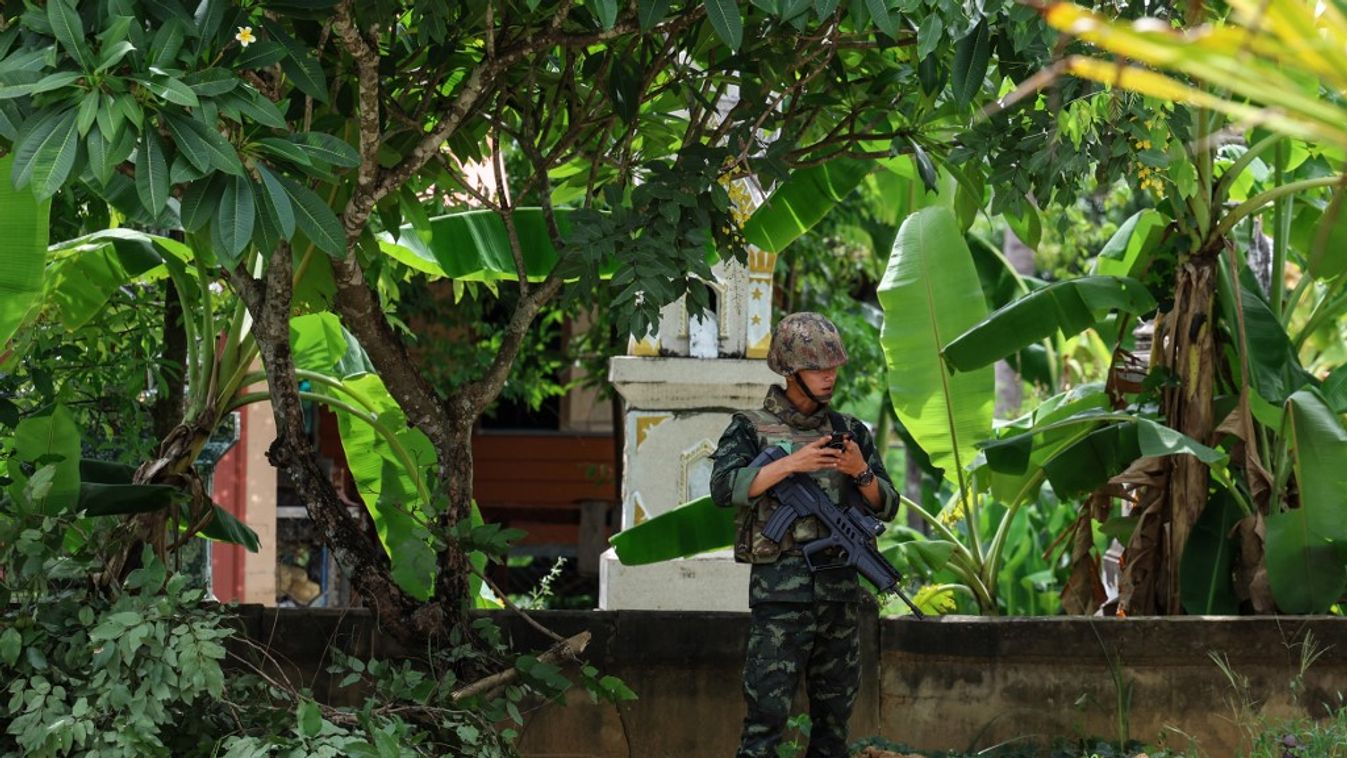 Thaiföldi katonák őrködnek a Thaiföld és Kambodzsa közötti vita eszkalálódása közepette Surin tartományban (Fotó: AFP)