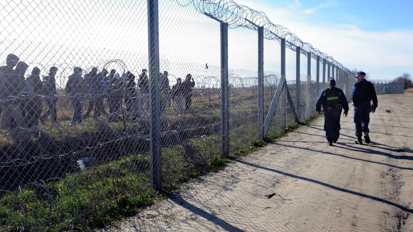 Borítókép: Magyar rendőrök figyelik a vajdasági oldalon tartózkodó migránsokat a magyar–szerb határon felállított ideiglenes határzárnál (Fotó: MTI/Kelemen Zoltán Gergely)