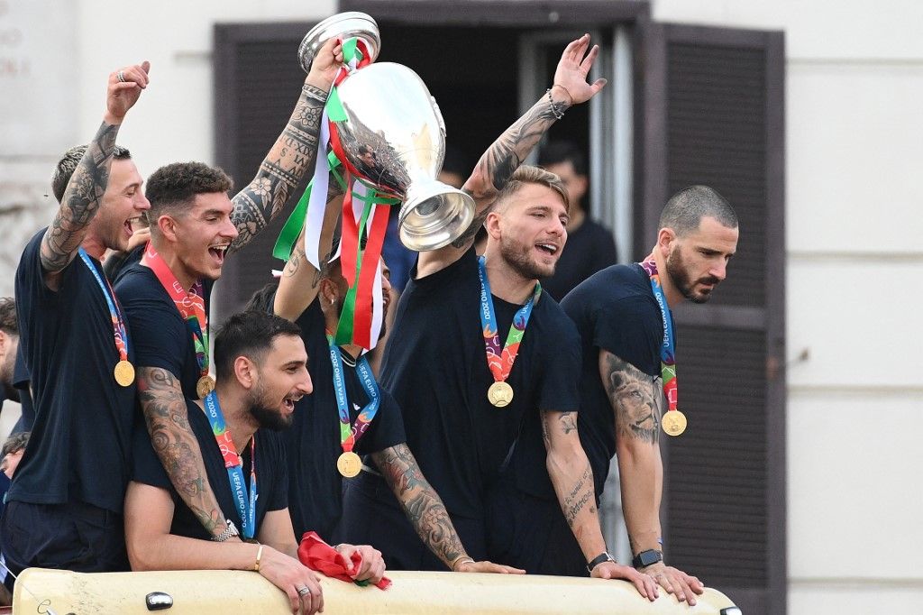 olasz válogatott, MLS, Toronto FC, Insigne, Bernardeschi, Players of Italy's national football team (From L) Italy's midfielder Federico Bernardeschi, Italy's defender Giovanni Di Lorenzo, Italy's goalkeeper Gianluigi Donnarumma, Italy's forward Lorenzo Insigne, Italy's forward Ciro Immobile and Italy's defender Leonardo Bonucci parade with the UEFA EURO 2020 trophy on a double decker bus in Rome on July 12, 2021, a day after Italy won the UEFA EURO 2020 final football match between Italy and England. (Photo by Vincenzo PINTO / AFP)