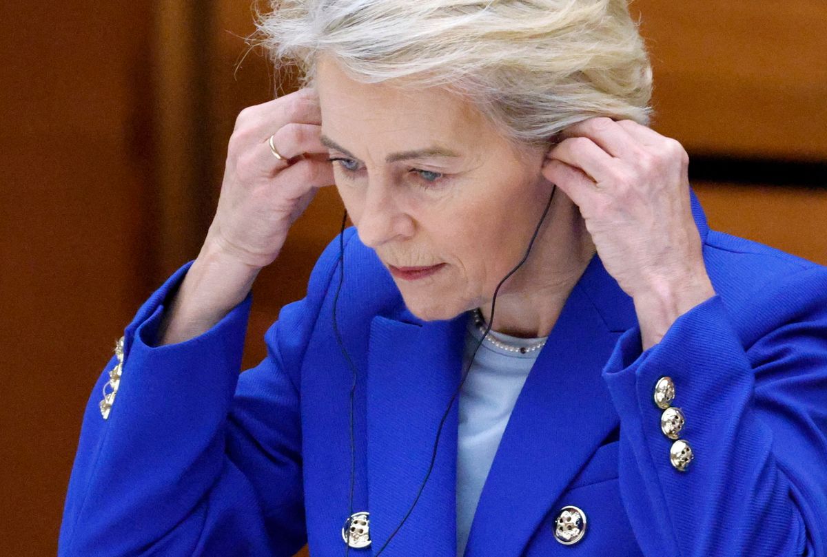 Tokió, 2025. július 23.
Ursula von der Leyen, az Európai Bizottág (EB) elnöke a Japán Üzleti Szövetség, a Keidanren elnökével, Cucui Josinobuval tartott megbeszélésén a Keindanren tokiói székházában 2025. július 23-án. Von der Leyen a július 23-i Japán-EU csúcstalálkozóra érkezett a távolkeleti országba.
MTI/EPA/Franck Robichon