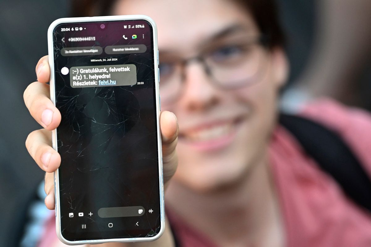 Budapest, 2024. július 24.
Egy fiatal a felvételi értesítőjét mutatja telefonján a Kulturális és Innovációs Minisztérium, az Oktatási Hivatal és a HÖOK Közhasznú Nonprofit Kft. közös szervezésében megrendezett Pont Ott Parti felvételi eredményváró rendezvényen a Budapest Parkban 2024. július 24-én. Immár második éve több mint 90 ezren jutottak be a megújult, versenyképes magyar felsőoktatásba! – közölte a Kulturális és Innovációs Minisztérium a felsőoktatási ponthatárok esti kihirdetése után.
MTI/Lakatos Péter
