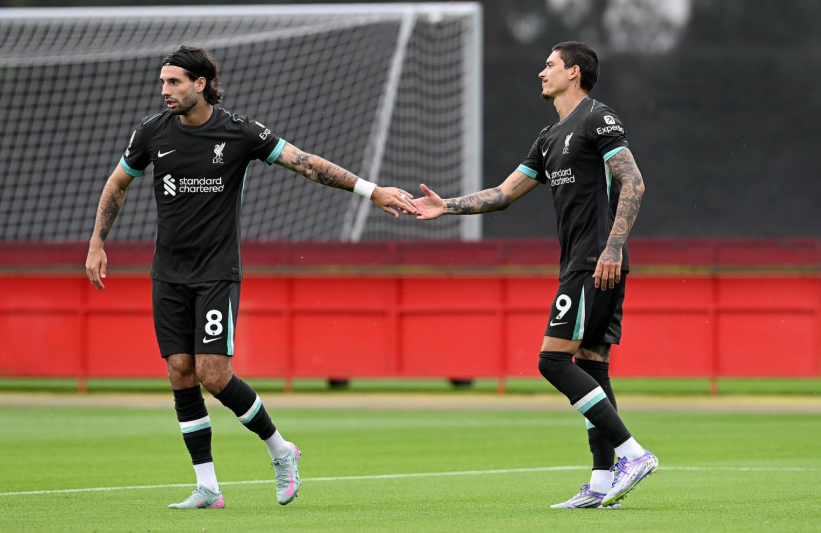 Szoboszlai Dominik gólpasszt adott Darwin Núneznek (jobbra) a Stoke City ellen