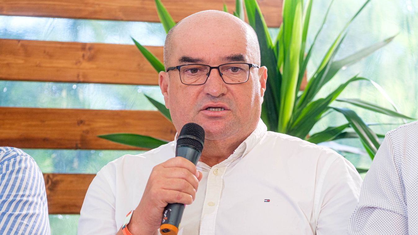 Brenzovics László, a Kárpátaljai Magyar Kulturális Szövetség (KMKSZ) elnöke beszél a 34. Bálványosi Nyári Szabadegyetem 