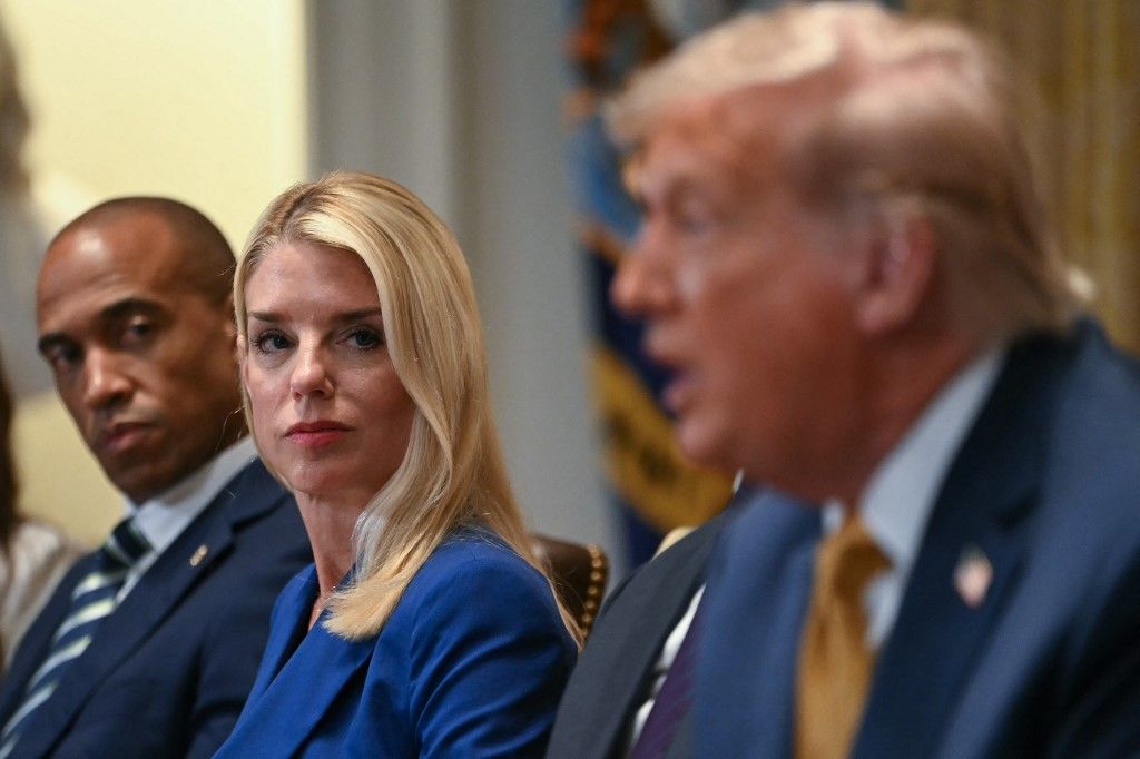 Trumpot felbosszantotta, hogy az újságírók még mindig Jeffrey Epstein ügyéről kérdezik Pam Bondi igazságügyi minisztert