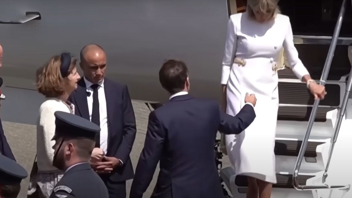 Macron a pofon után most egy újabb kínos szituációban az asszony miatt
