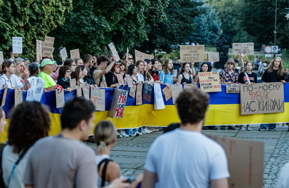 A Nemzeti Korrupcióellenes Nyomozóhivatal (NABU) és a Korrupcióellenes Különleges Ügyészség (SZAP) függetlenségét korlátozó törvény ellen tartott, annak eltörlését követelő demonstráció résztvevői az ungvári polgármesteri hivatal előtti Posta téren 2025. július 24-én (Fotó: MTI/Nemes János)