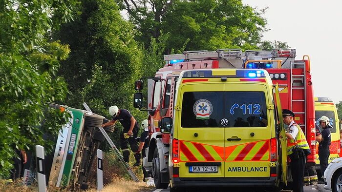 Sokan megsérültek a 442-es úton hajnalban történt buszbalesetben