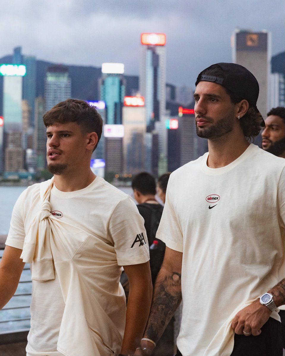Kerkez Milos és Szoboszlai Dominik a Liverpool városnéző sétáján