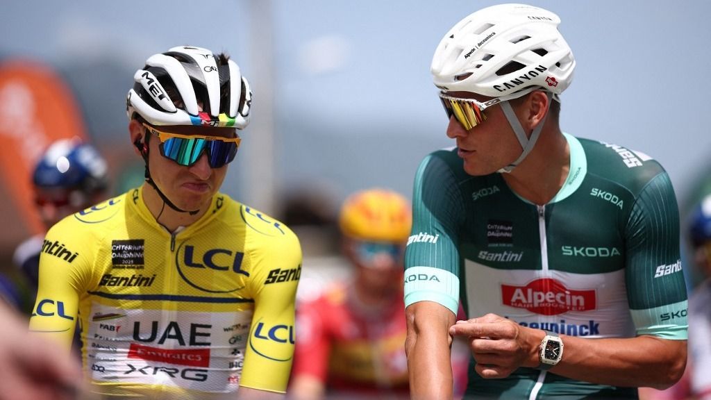 Tadej Pogacar (balra) és Mathieu van der Poel is volt sárga trikóban a 2025-ös Tour de France-on, Tour de France, kerékpár, Mathieu van der Poel, Tadej Pogacar, sárga trikó, UAE Team Emirates XRG's Slovenian rider Tadej Poga?ar wearing the overall leader's yellow jersey (L) and Alpecin-Deceuninck's Dutch rider Mathieu van der Poel wearing the sprinter's green jersey react prior to the start of the 7th stage of the 77th edition of the Criterium du Dauphine cycling race, 131,6 km between Grand-Aigueblanche and Valmeinier, on June 14, 2025. (Photo by Anne-Christine POUJOULAT / AFP)