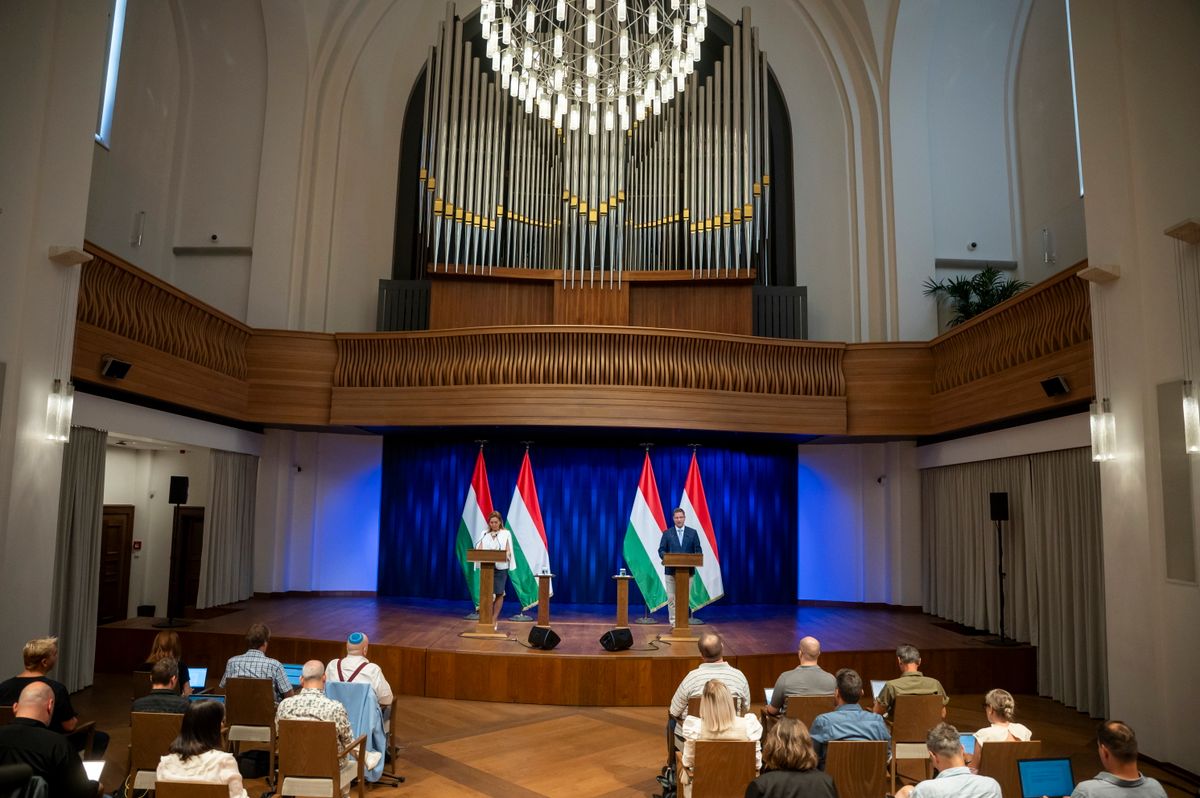 Budapest, 2025. július 3.
Vitályos Eszter kormányszóvivő és Gulyás Gergely, a Miniszterelnökséget vezető miniszter a Kormányinfó sajtótájékoztatón a Karmelita kolostorban 2025. július 3-án.
MTI/Balogh Zoltán