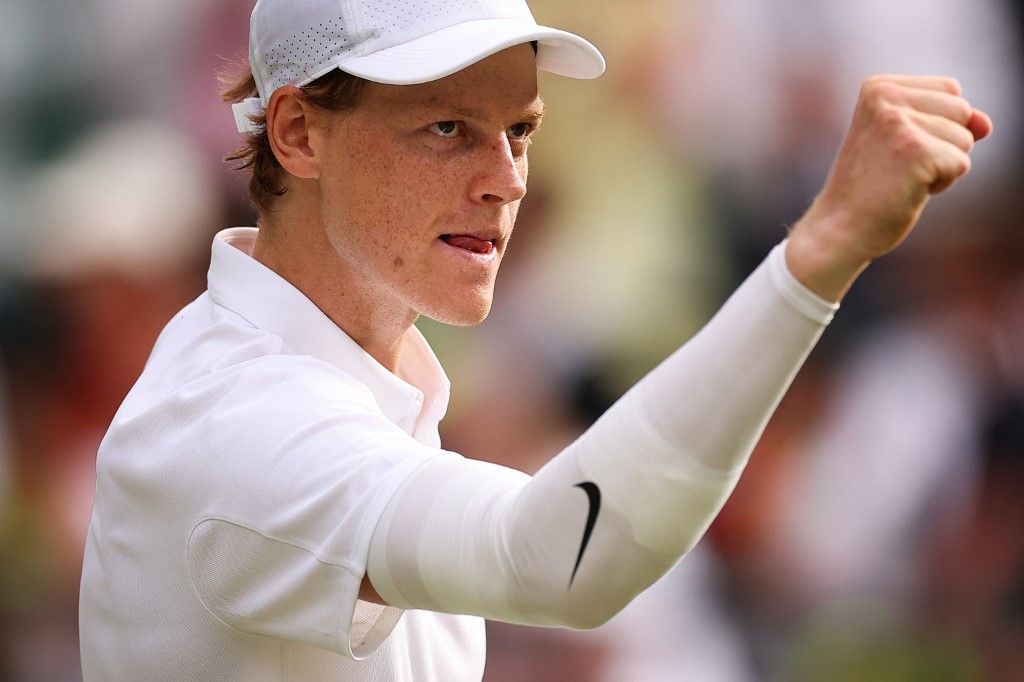 Jannik Sinner rögzítőkötést viselt Ben Shelton ellen, s magabiztosan nyert három szettben Wimbledonban. Az elődöntőben Novak Djokovics lesz az ellenfele