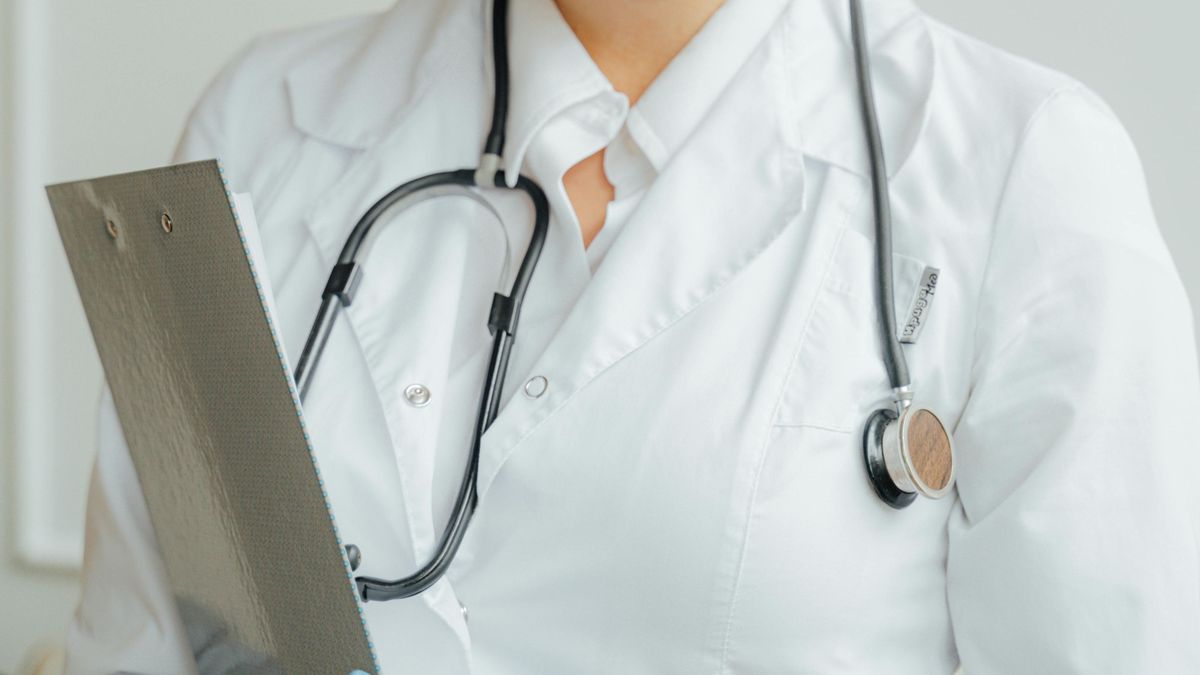 Elhagyta az országot a doktornő, akit megtámadtak a rendelőben