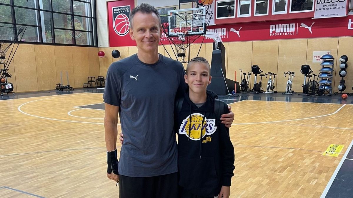 A Brooklyn Nets egyéni edzőjével Stefan Weissenboeckkel Bambergben tréningezett Kis Fülöp.