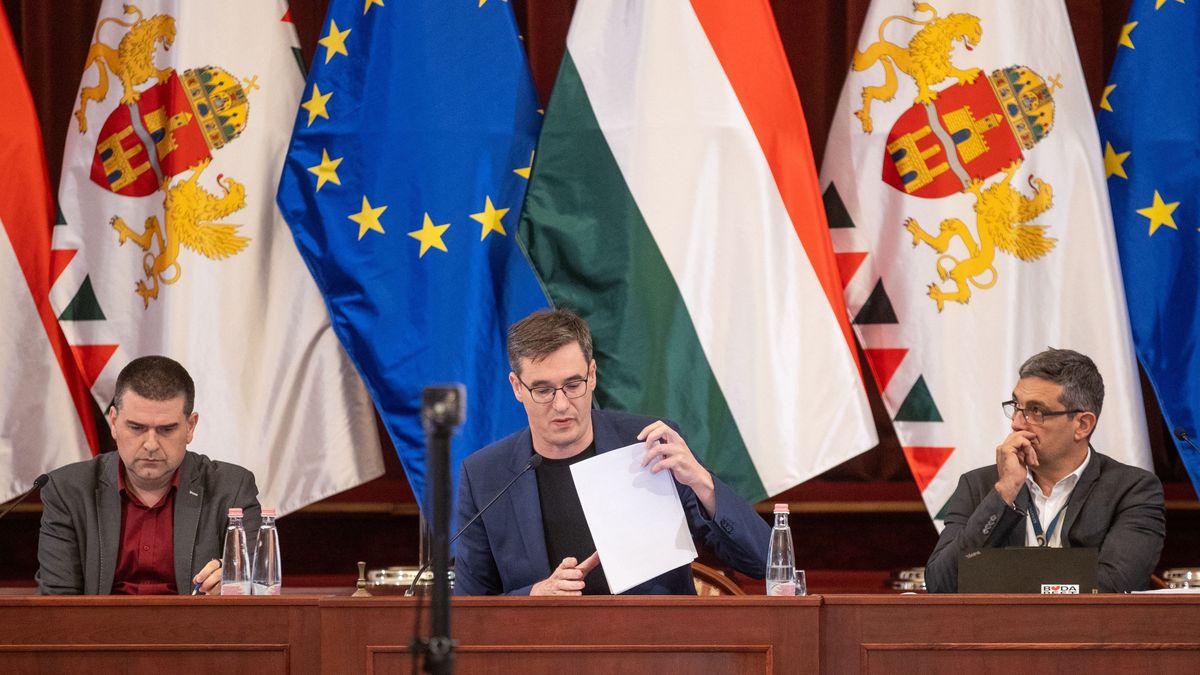 20250630 Budapest
Fővárosi Közgyűlés
fotó: Polyák Attila (PA)
MW
képen: Kiss Ambrus, a Főpolgármesteri Hivatal főigazgatója, Karácsony Gergely főpolgármester, Számadó Tamás főjegyző