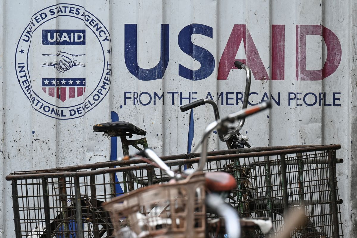 Véget ért az USAID működése: a Trump-kormány több ezer projektet törölt, a külügyminisztérium a nemzeti érdekek mentén folytatja a segélyezést.