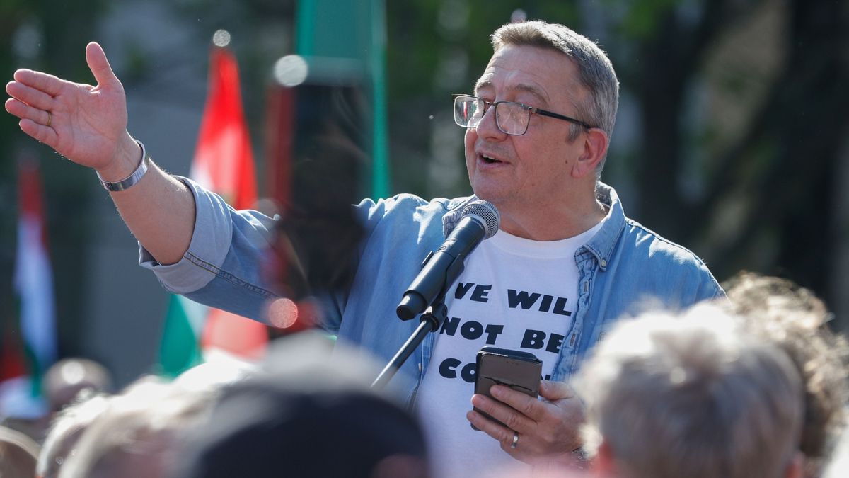 Budapest, 2025. április 12.
Bayer Zsolt publicista beszédet mond a Nemzeti Ellenállás Mozgalom és a Civil Összefogás Fórum (CÖF) demonstrációján Budapesten, a Millenáris Parkban, az Európai Bizottság képviselete előtt 2025. április 12-én. A demonstrációt Kollár Kinga Tisza párti európai parlementi képviselő beszéde miatt szervezték, amelyben a Tisza párti politikus a Magyarországnak járó uniós források befagyasztásának hatásait pozitívumként értékelte.
MTI/Kocsis Zoltán