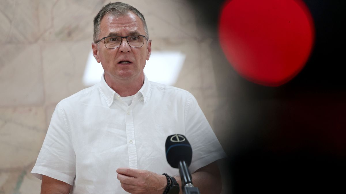 Alsózsolca, 2025. július 4.
Horváth László kábítószer-kereskedelem felszámolásáért felelős kormánybiztos beszél Alsózsolcán, a helyi drogkereskedelem helyzetéről és a drogfogyasztás hatásairól tartott kerekasztal-beszélgetés utáni sajtótájékoztatón 2025. július 4-én.
MTI/Vajda János