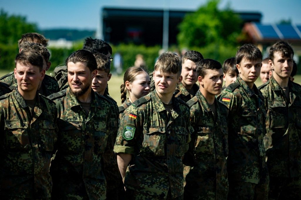 Fiatal német katonák a Bundeswehr éves nyílt napjain Neubrandenburgban, Németországban, 2025. június 28-án