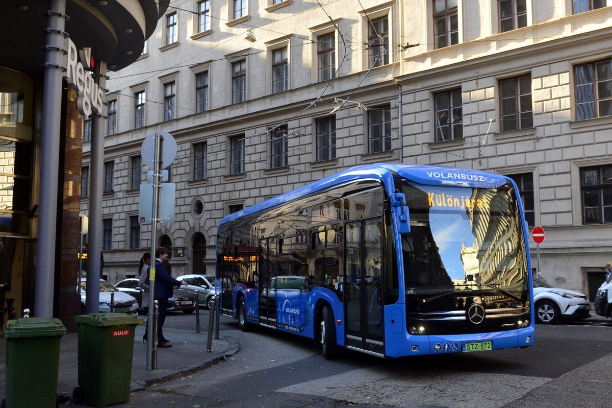 Budapest, 2021. november 30.
Egy "zöldbusz" hozza a résztvevőket a Humda Magyar Autó-Motorsport és Zöld Mobilitás-fejlesztési Ügynökség Zrt., valamint a Volánbusz Közlekedési Zrt. és a Mobiliti Volánbusz Kft. alkotta konzorcium közös sajtótájékoztatójára, a Humda székházához 2021. november 30-án. Hatvan új elektromos busz érkezik jövőre a Zöld Busz Programban, amely Győrben, Egerben, Székesfehérváron, Zalaegerszegen, Szolnokon és Szegeden áll majd forgalomba. Az új járműveket a megyeszékhelyek a programot koordináló Humda Magyar Autó-Motorsport és Zöld Mobilitás-fejlesztési Ügynökség Zrt. 8,6 milliárd forintos támogatásával szerezhetik be. Az ezt lehetővé tevő támogatási szerződést a Volánbusz Közlekedési Zrt. és a Mobiliti Volánbusz Kft. konzorciumával kötötte meg a Humda Zrt.
MTI/Kovács Attila
