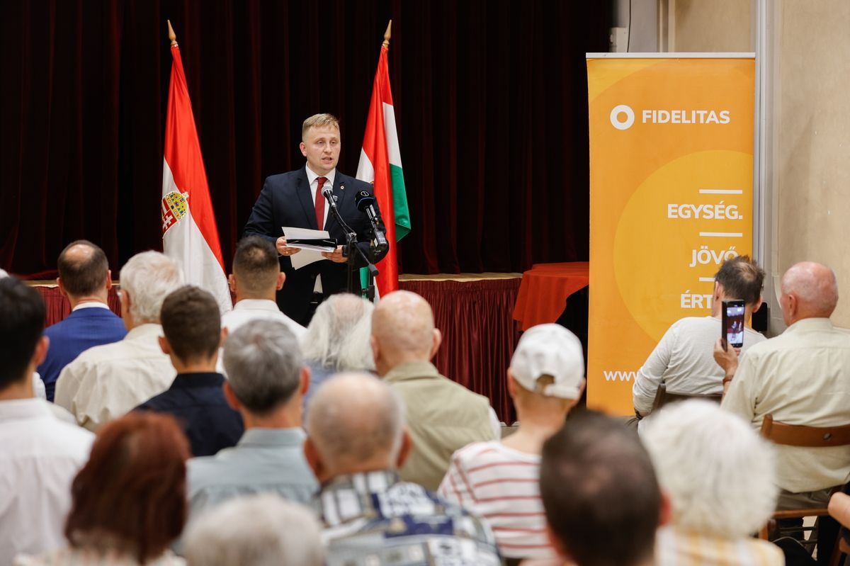 Göd, 2025. június 4.
Mohácsy István, a Fidelitas országos elnöke beszédet mond a nemzeti összetartozás napja alkalmából tartott gödi megemlékezésen 2025. június 4-én.
MTI/Kocsis Zoltán