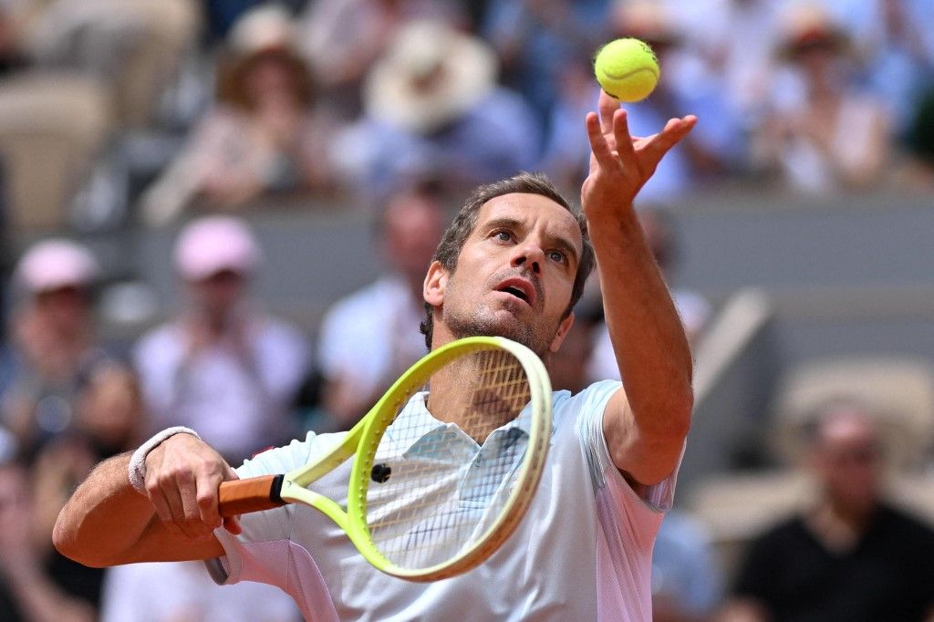 Richard Gasquet az eredeti visszavonulása után még a Hopman Kupa-teniszversenyen is játszott, tenisz, Richard Gasquet, Jannik Sinner, visszavonulás, Grand Slam, Roland Garros, szerva, PARIS, FRANCE - MAY 29: Richard Gasquet of France in action against Jannik Sinner (not seen) of Italy during the men's Singles Second Round match on day five of the 2025 French Open at Court Philippe-Chatrier in Paris, France on May 29, 2025. Mustafa Yalcin / Anadolu (Photo by MUSTAFA YALCIN / Anadolu via AFP)