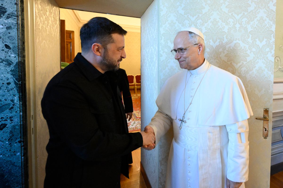 This handout photo taken and released on July 9, 2025 by The Vatican Media shows Pope Leo XIV meeting with Ukraine's President Volodymyr Zelensky at the papal residence of Castel Gandolfo, southeast of Rome. (Photo by Francesco Sforza / VATICAN MEDIA / AFP) / RESTRICTED TO EDITORIAL USE - MANDATORY CREDIT "AFP PHOTO / VATICAN MEDIA /FRANCESCO SFORZA" - NO MARKETING - NO ADVERTISING CAMPAIGNS - DISTRIBUTED AS A SERVICE TO CLIENTS