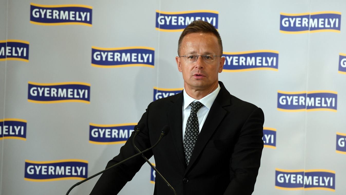 Szijjártó Péter külgazdasági és külügyminiszter beszédet mond a Gyermelyi Zrt. új magasraktára alapkőletételi ünnepségén Gyermelyen 2025. július 14-én (Fotó: MTI/Kovács Attila)
