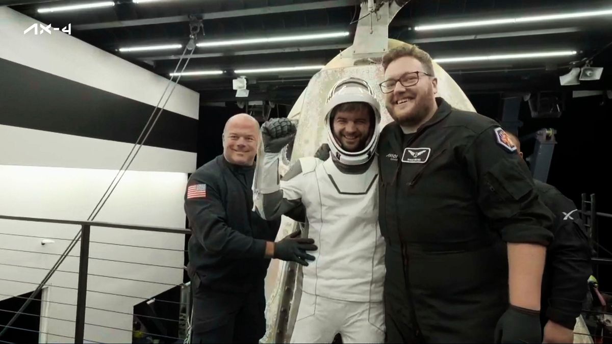 Kalifornia, 2025. július 15.A SpaceX videófelvételről készített képén Kapu Tibor kutatóűrhajóst, az Axiom-4 küldetés tagját (k) segítik a mentőhajó legénységének tagjai Dél-Kalifornia partjainál, miután kiszállt a Csendes-óceánban landolt SpaceX űrkapszulából 2025. július 15-én.MTI/AP/SpaceX