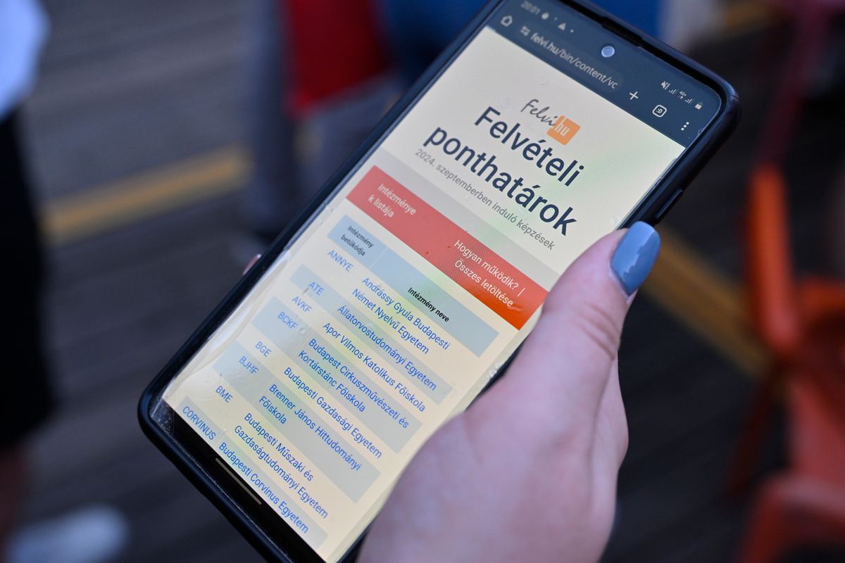 Budapest, 2024. július 24.
Egy fiatal a ponthatárokat nézi telefonján a Kulturális és Innovációs Minisztérium, az Oktatási Hivatal és a HÖOK Közhasznú Nonprofit Kft. közös szervezésében megrendezett Pont Ott Parti felvételi eredményváró rendezvényen a Budapest Parkban 2024. július 24-én. Immár második éve több mint 90 ezren jutottak be a megújult, versenyképes magyar felsőoktatásba! – közölte a Kulturális és Innovációs Minisztérium a felsőoktatási ponthatárok esti kihirdetése után.
MTI/Lakatos Péter
