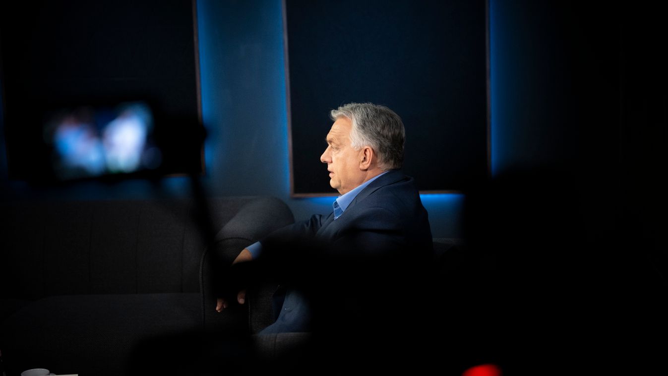 A Miniszterelnöki Kommunikációs Főosztály által közreadott képen Orbán Viktor miniszterelnök interjút ad a Pikk című, a Magyar Nemzet YouTube-csatornáján közzétett műsorban 2025. július 14-én (Fotó: MTI/Miniszterelnöki Kommunikációs Főosztály/Benko Vivien