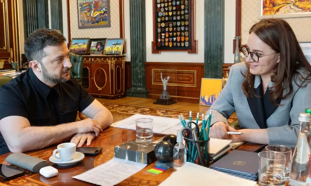 Volodimir Zelenszkij ukrán elnök és Julija Szviridenkót, a jelenlegi első miniszterelnök-helyettes