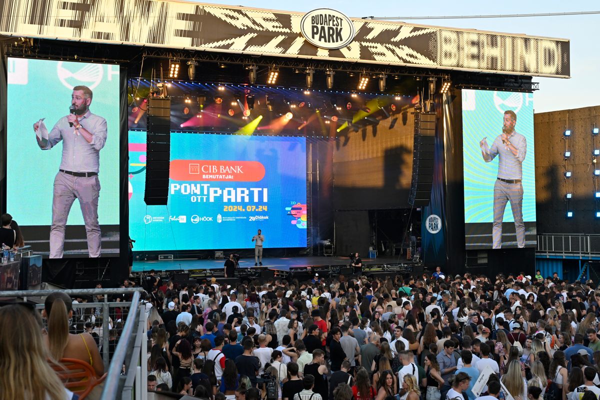 Budapest, 2024. július 24.
Eszterhai Marcell, a Hallgatói Önkormányzatok Országos Konferenciájának (HÖOK) elnöke beszél a Kulturális és Innovációs Minisztérium, az Oktatási Hivatal és a HÖOK Közhasznú Nonprofit Kft. közös szervezésében megrendezett Pont Ott Parti felvételi eredményváró rendezvényen a Budapest Parkban 2024. július 24-én. Immár második éve több mint 90 ezren jutottak be a megújult, versenyképes magyar felsőoktatásba! – közölte a Kulturális és Innovációs Minisztérium a felsőoktatási ponthatárok esti kihirdetése után.
MTI/Lakatos Péter