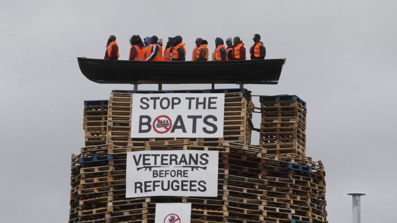 Migránsbábok a máglyán, a Kneecap is belekeveredett az ügybe (Fotó: AFP)