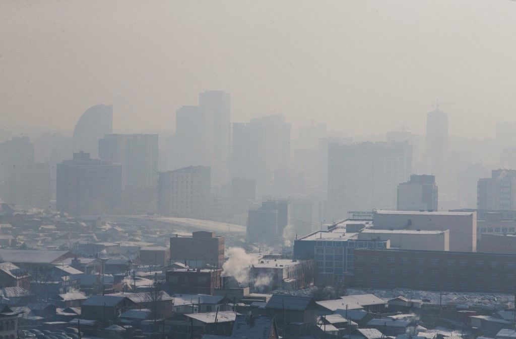 This picture taken on January 21, 2018 shows buildings disappearing in the smog during a polluted day at the ger district in Ulaanbaatar, the capital of Mongolia. Fed up with the smog in Mongolia's capital, residents have resorted to sipping "lung" tea and "oxygen cocktails" in a desperate bid to protect themselves from pollution, despite health officials saying there is no evidence they work. (Photo by BYAMBASUREN BYAMBA-OCHIR / AFP) / TO GO WITH AFP STORY MONGOLIA-POLLUTION,FEATURE BY ANAND TUMURTOGOO