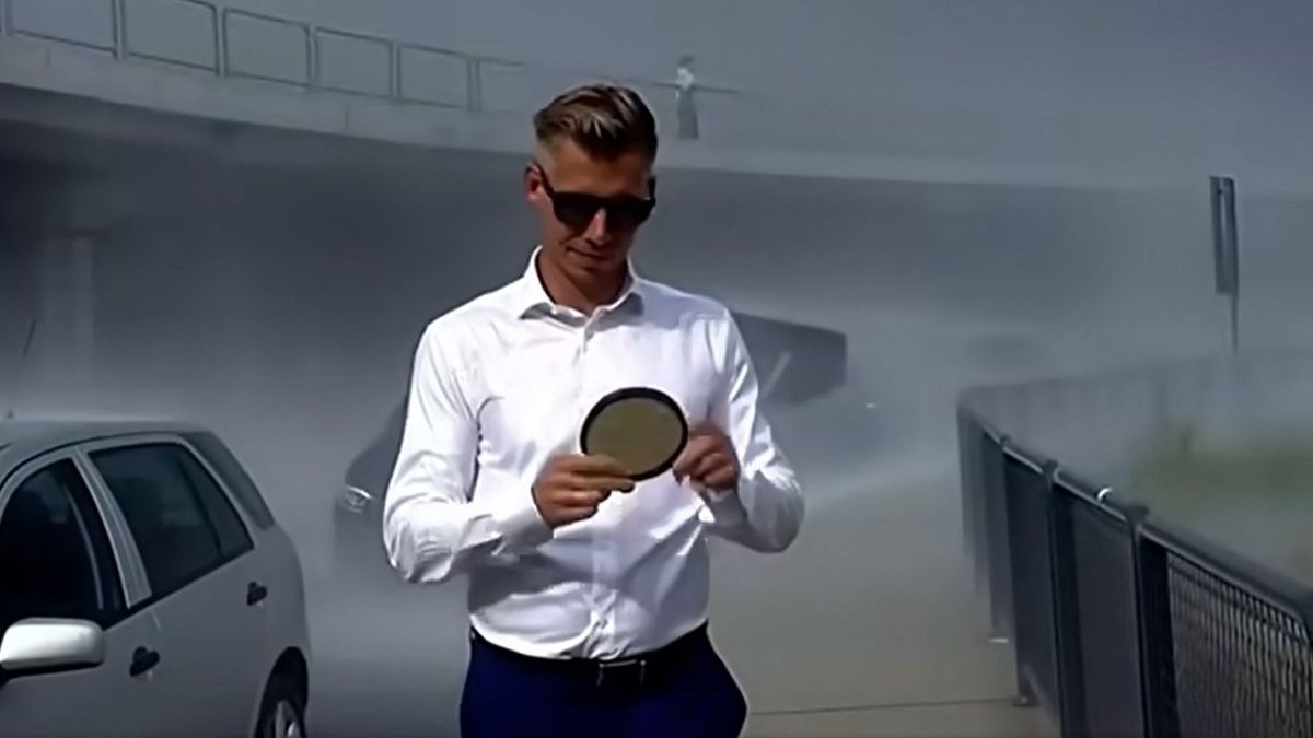 Már 1,2 millióan nézték meg, ahogyan Kocsis Máté helyreteszi Magyar Pétert a reptéri zápor kapcsán + videó